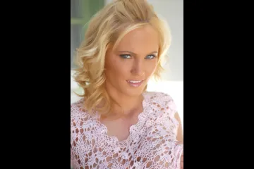 Сисястая блондинка хорошо устроилась на диванчике