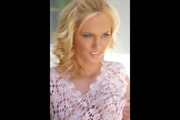 Фотосессия Сисястая блондинка хорошо устроилась на диванчике