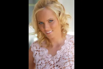 Фотосессия Сисястая блондинка хорошо устроилась на диванчике