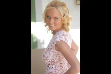 Фотосессия Сисястая блондинка хорошо устроилась на диванчике