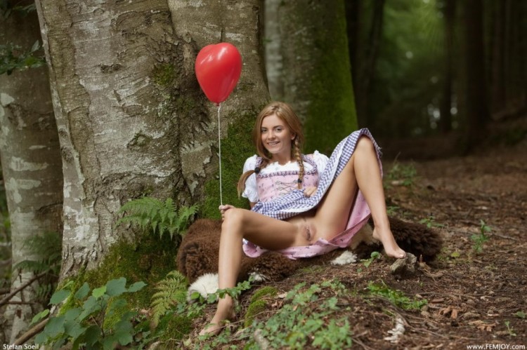 Девушка с косичками в лесу