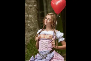 Девушка с косичками в лесу