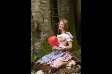 Девушка с косичками в лесу