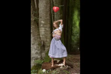 Девушка с косичками в лесу