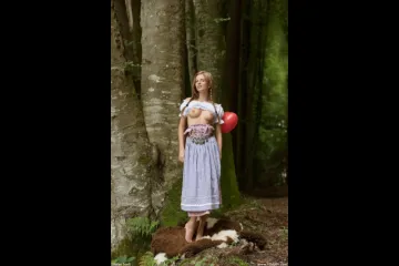 Девушка с косичками в лесу