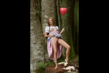 Девушка с косичками в лесу