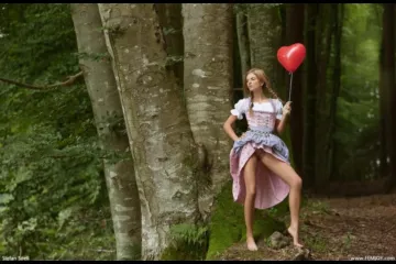 Девушка с косичками в лесу