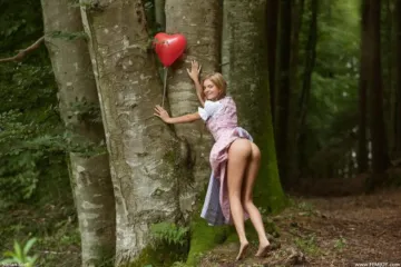 Девушка с косичками в лесу