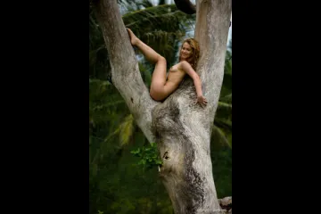 Голая на делеве