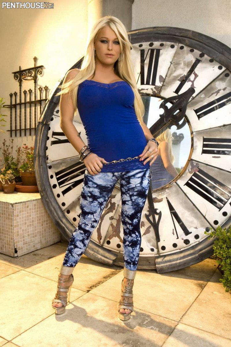 Блондинка и большие часы