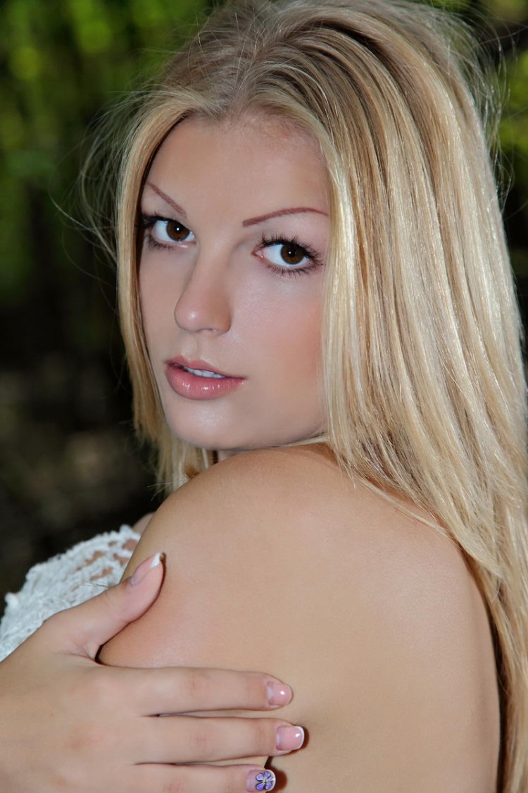 Голая девушка с шалью