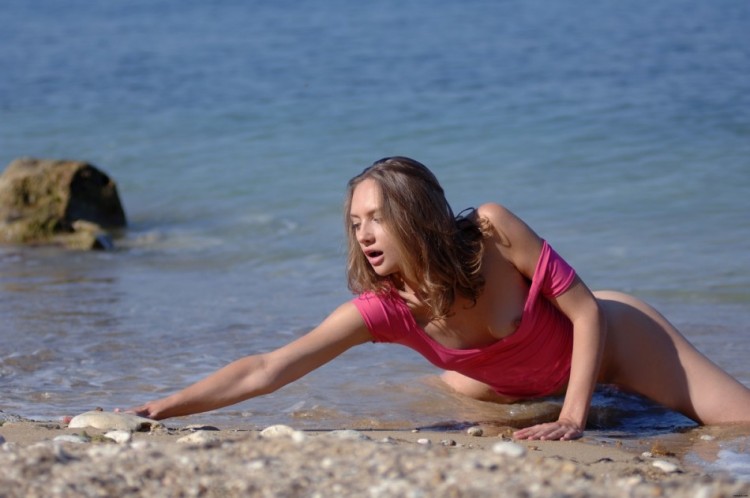 Голая шатенка купается