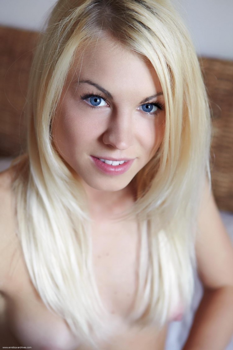 Мелкогрдая блондинка на кровати