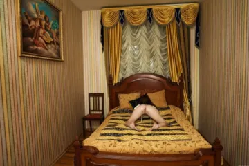 Молодая сучка показывает киску