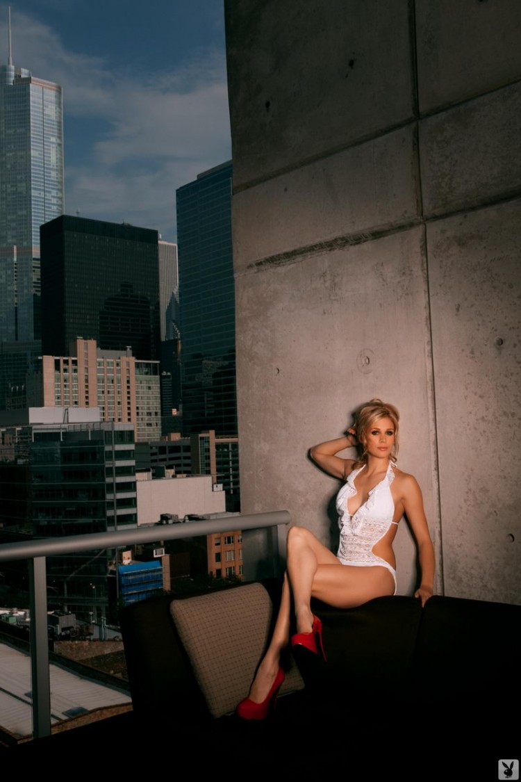 На фоне мегаполиса