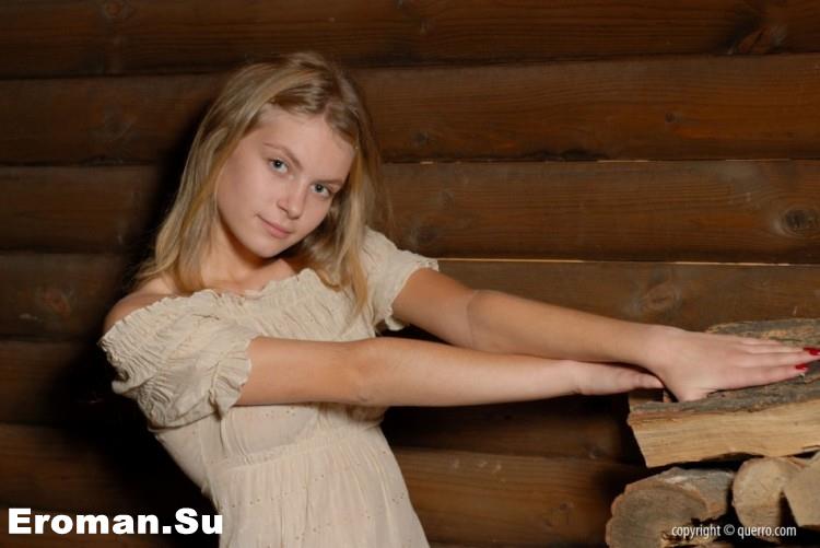 Русская девушка в избушке