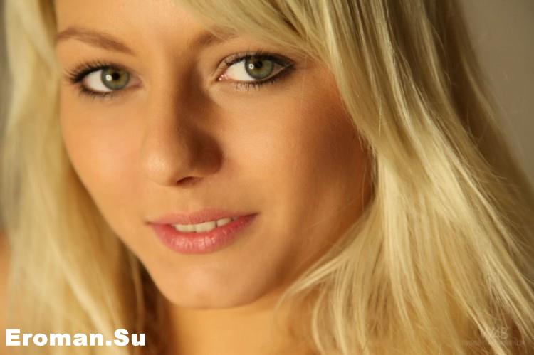 Хрупкая девушка