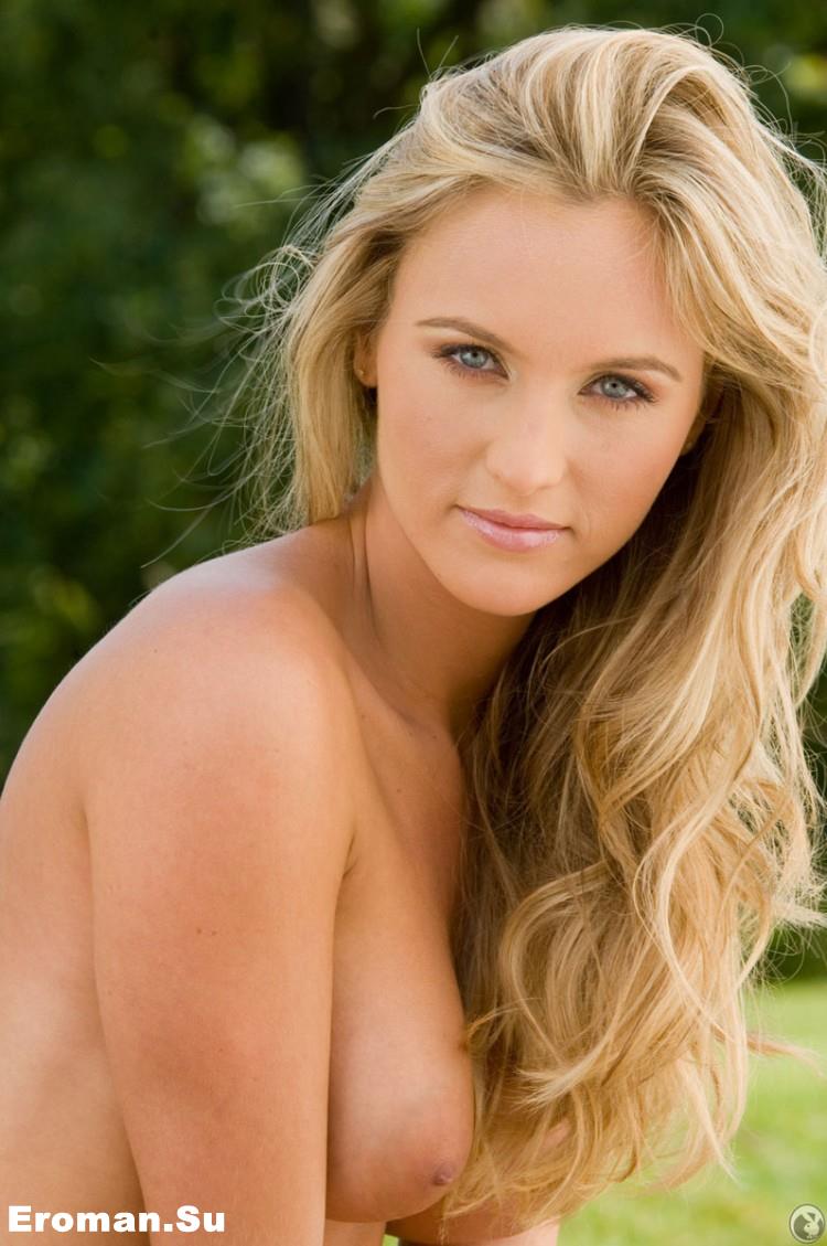 Сексуальная блондинка во дворе