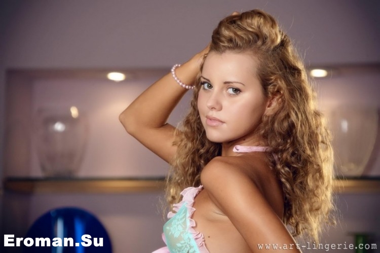 Кудрявая телка с мелкой грудью