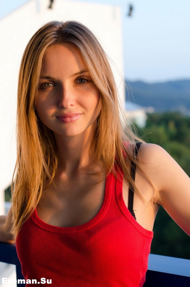 Худенькая девушка