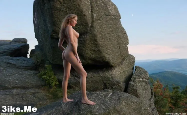 Фотосессия Голая блондинка на фоне камней