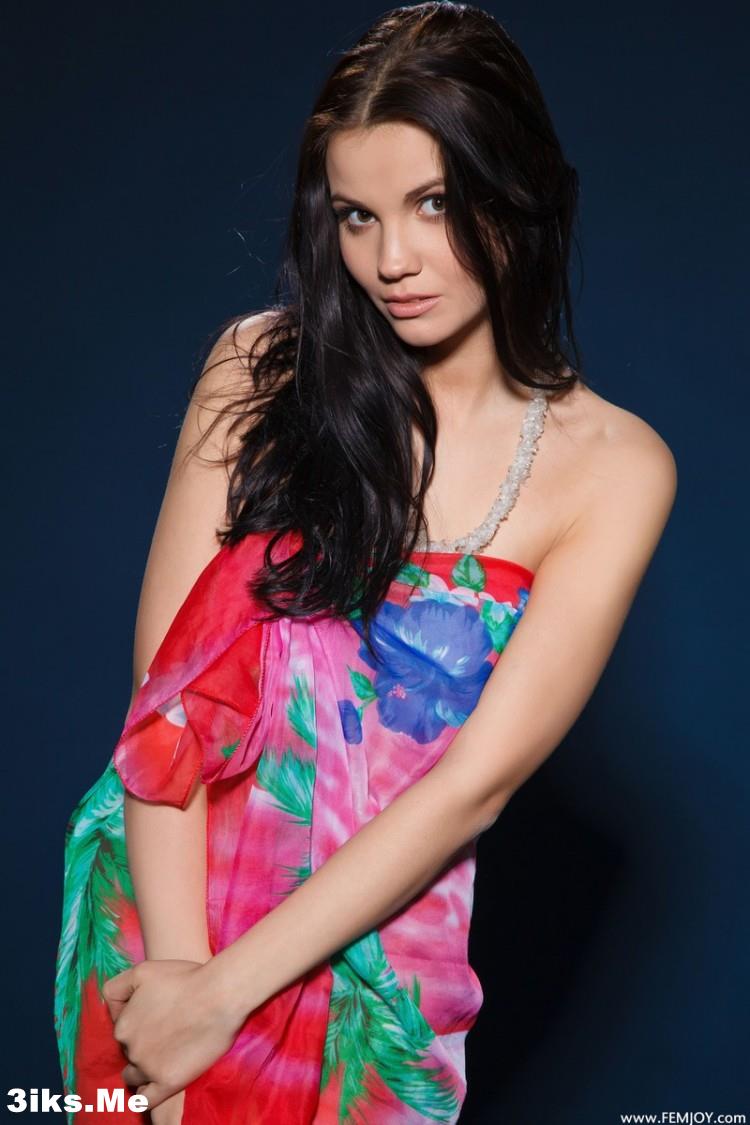 Грудастая брюнетка