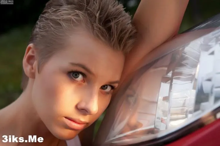 Фотосессия Эротика на капоте красного опеля