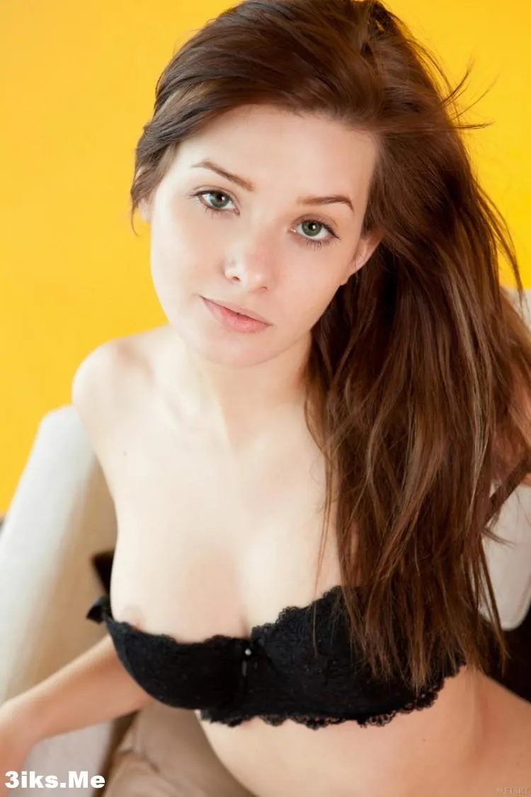 Фотосессия Развратница одна дома