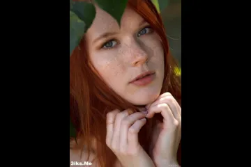 Рыжая малышка у реки