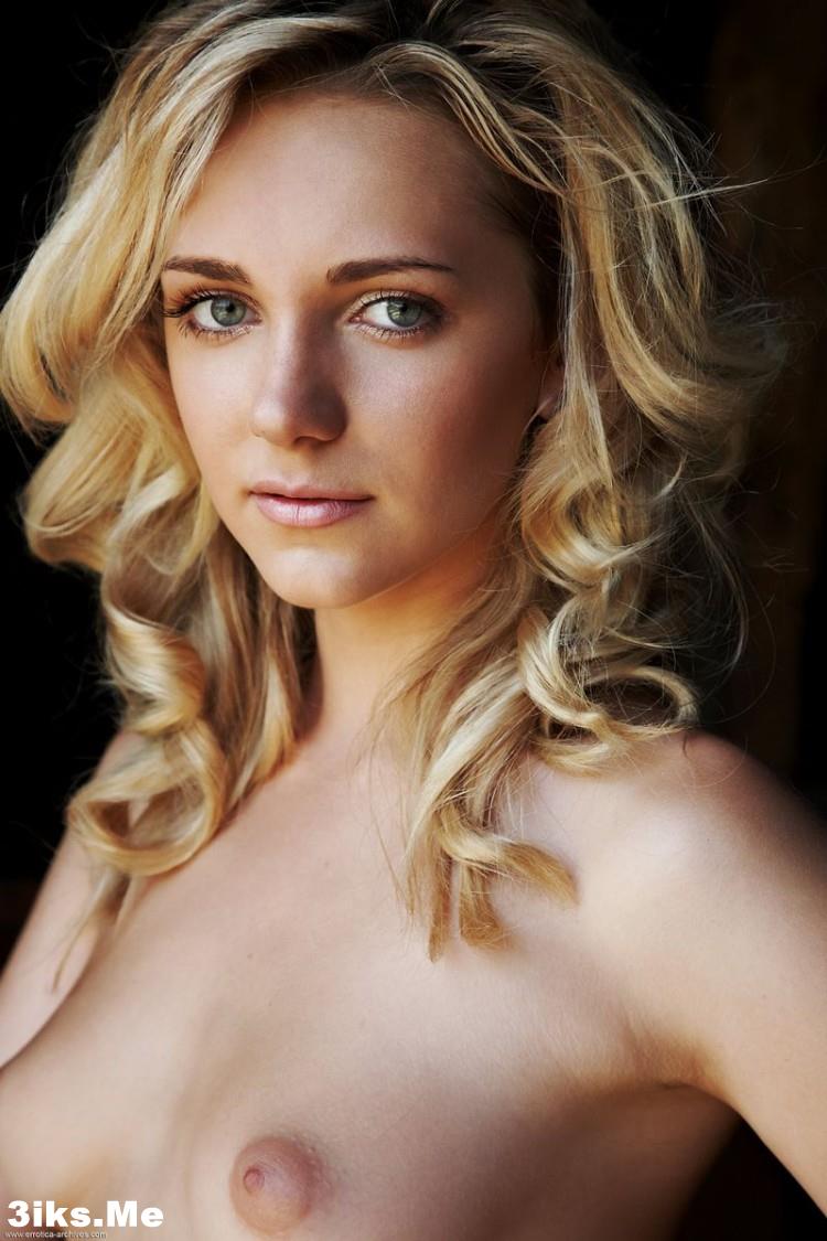 Голая блондинка без комплексов