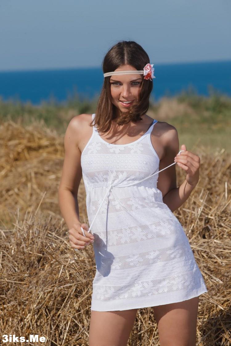 Молоденькая в поле