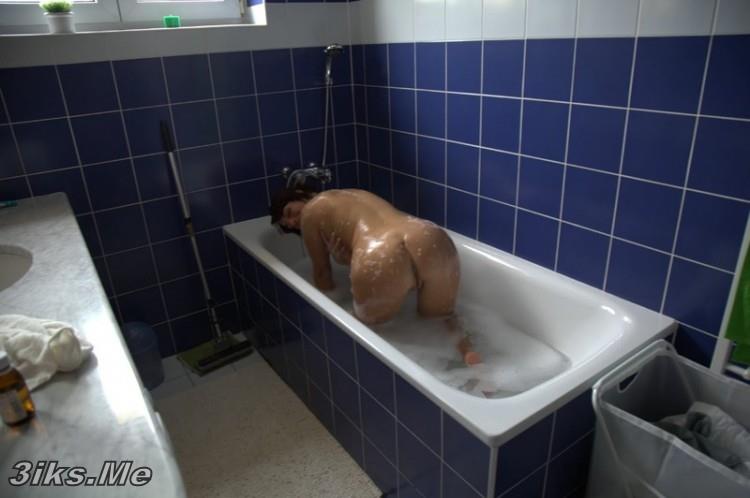 Грудастая в ванной