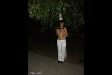 Любит позировать голой