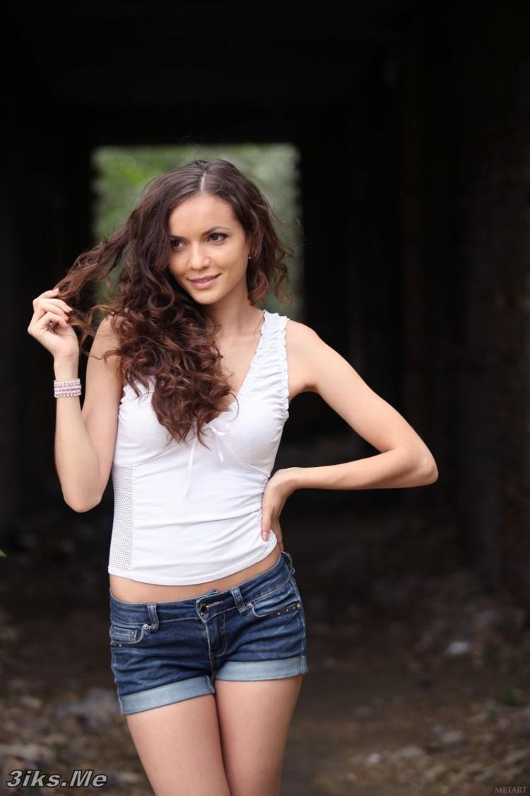 Красавица в коротких шортиках