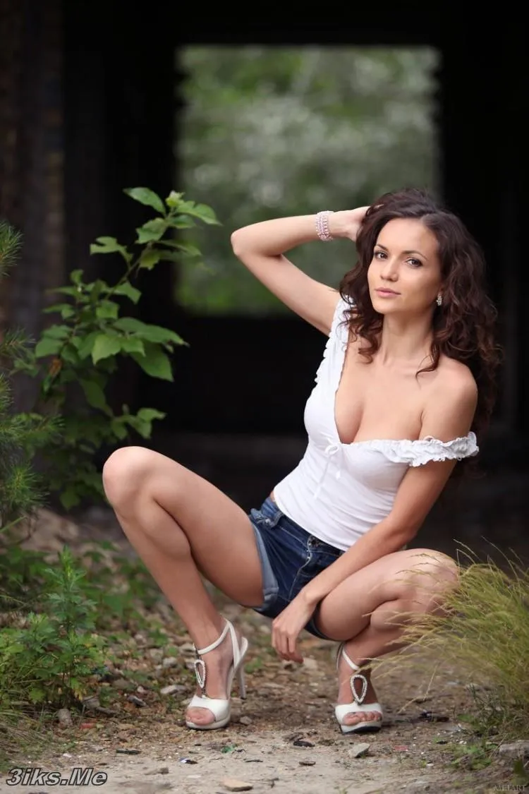 Фотосессия Красавица в коротких шортиках