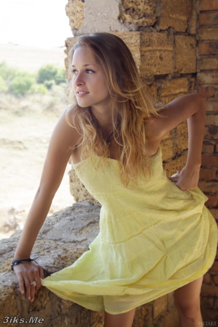 Голая красотка на заброшеной стройке