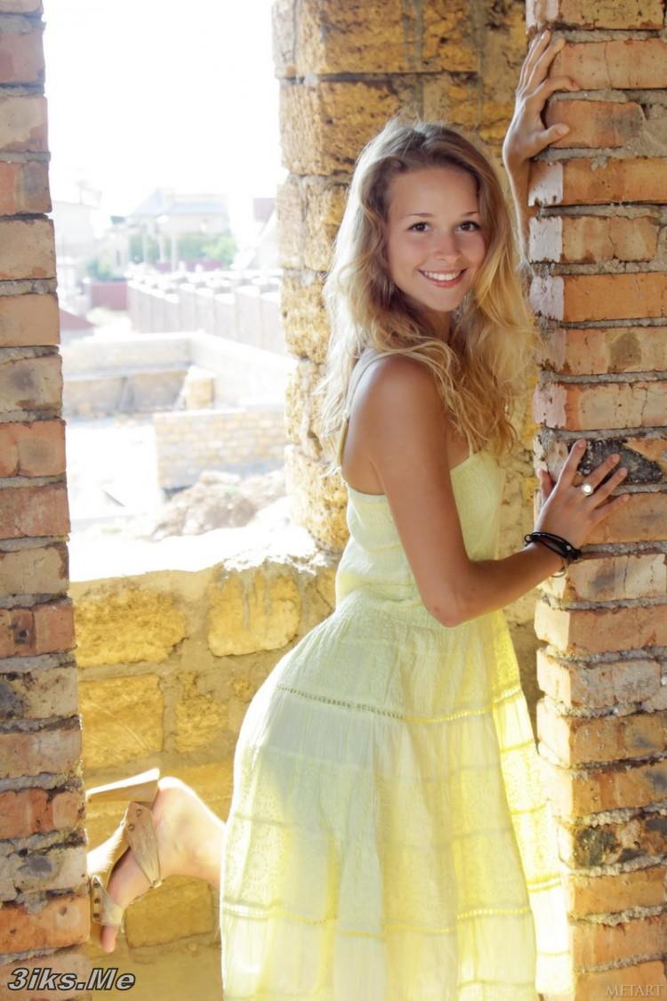 Голая красотка на заброшеной стройке