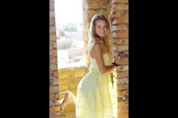 Голая красотка на заброшеной стройке