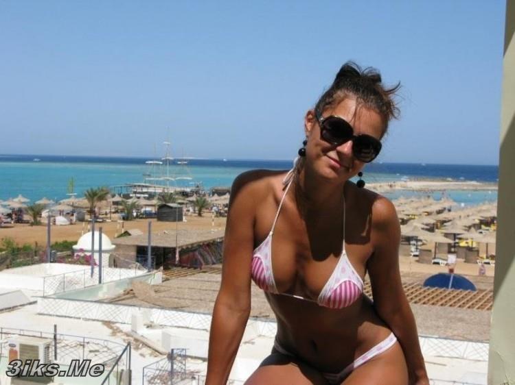 Брюнетка на отдыхе