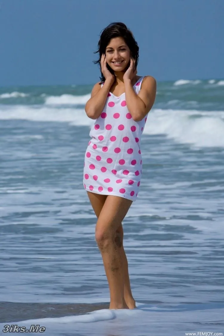 Фотосессия Улыбчивая брюнетка на пляже