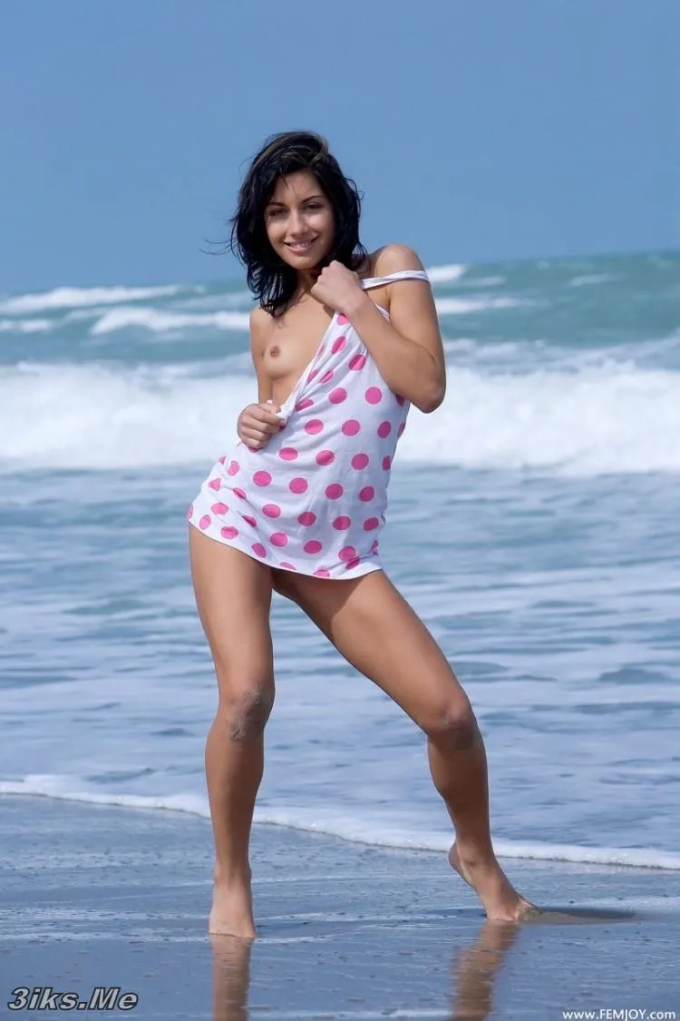 Фотосессия Улыбчивая брюнетка на пляже