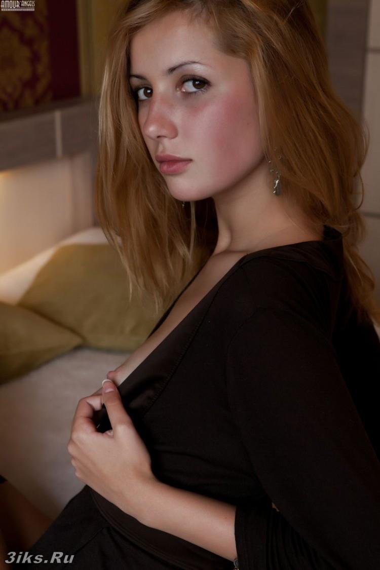 Чувственная девушка в чулочках