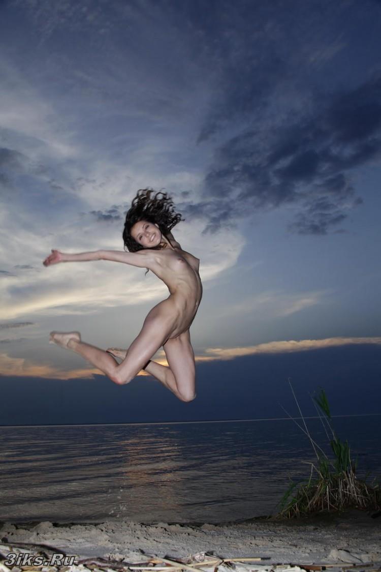 На закате у реки