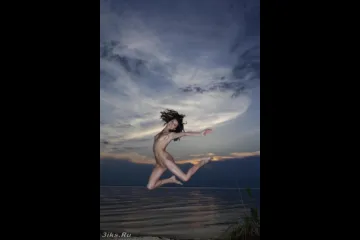 На закате у реки