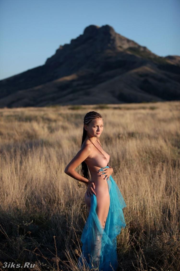 Грудастая за городом