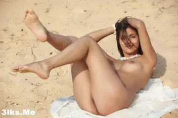 Знойная брюнетка на песочке