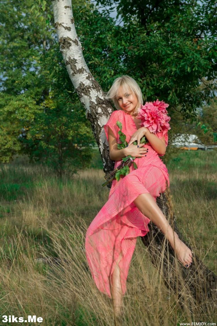 Весёлая девка палит пилотку