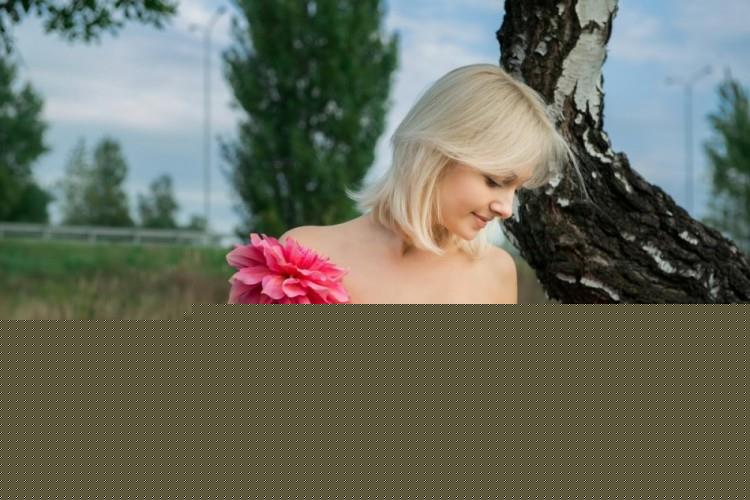 Весёлая девка палит пилотку