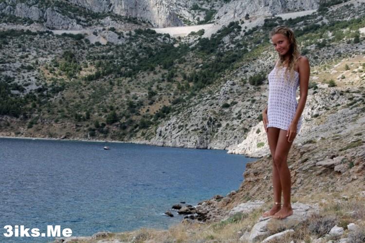 Смуглая красотка за городом