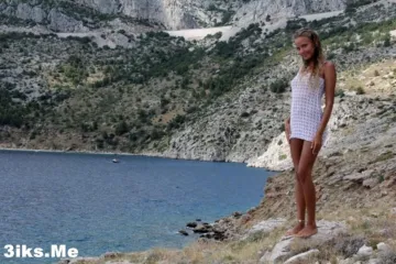 Смуглая красотка за городом